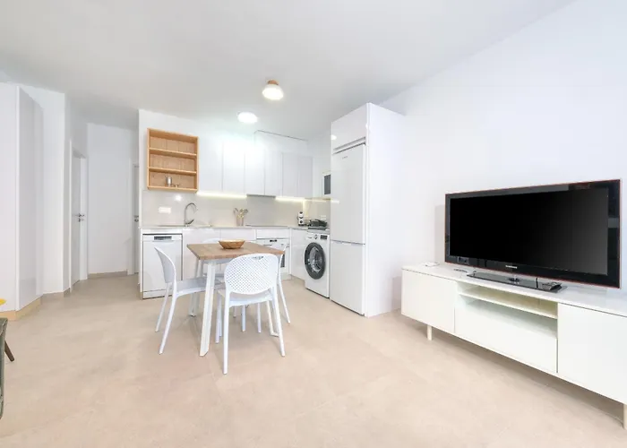 Essence Del Carmen *