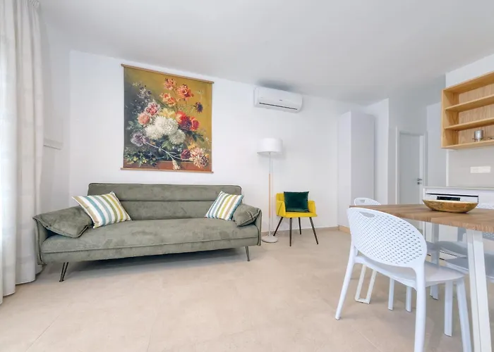 Essence Del Carmen - By Lanzarote * بويرتو ذيل كارمين